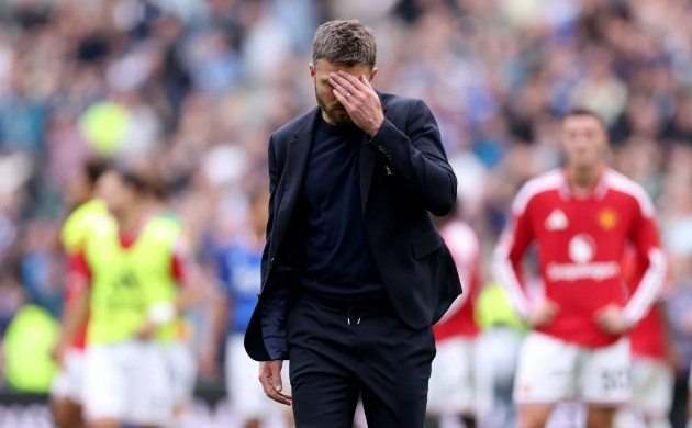 HLV Carrick đau đầu tìm lại sự chắc chắn nơi hàng phòng ngự Quỷ đỏ. Ảnh: Ash Donelon/Manchester United via Getty Images