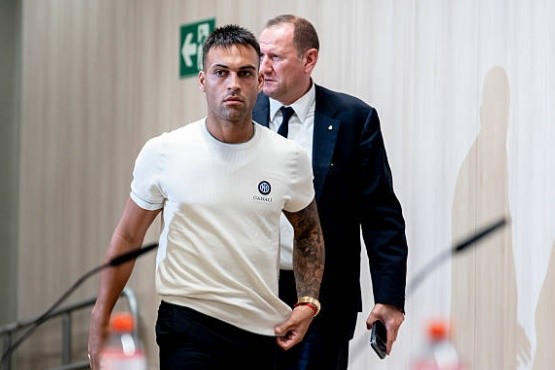 Lautaro trong cuộc họp báo trước trận đấu với Real. Ảnh:  Angel Perez Meca/Europa Press via Getty Images.
