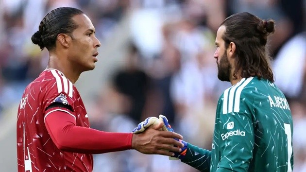 Van Dijk và Alisson cần được Liverpool giữ chân. (