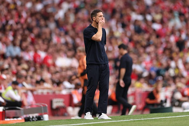 Alonso không có nhiều lựa chọn ở hàng tiền vệ. Ảnh: Marc Atkins/Getty Images.
