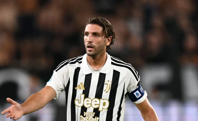 Manuel Locatelli nghỉ thi đấu ít nhất 3 tháng. Ảnh: Alberto Gandolfo/Getty Images.