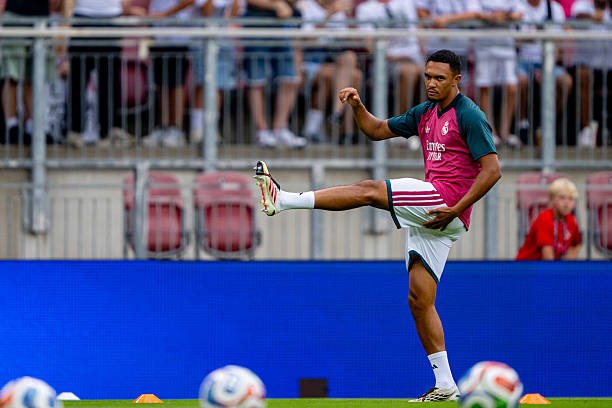Alexander-Arnold có thể được kéo vào trung lộ. Ảnh: Christian Bruna/Getty Images.