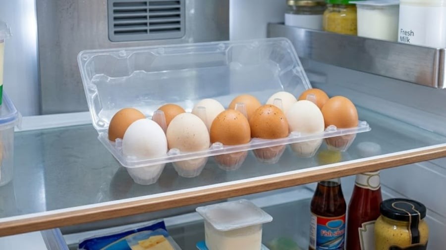 Bạn không nên để trứng ở cánh cửa tủ lạnh. Cách tốt nhất để bảo quản trứng là để ở ngăn mát, vị trí có nhiệt độ ổn định.