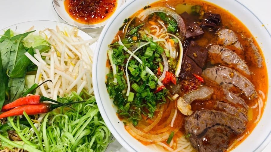 Bún bò Huế là món ăn nổi tiếng với nước dùng đậm đà, thơm mùi sả, vị cay đặc trưng và phần thịt bò mềm ngon