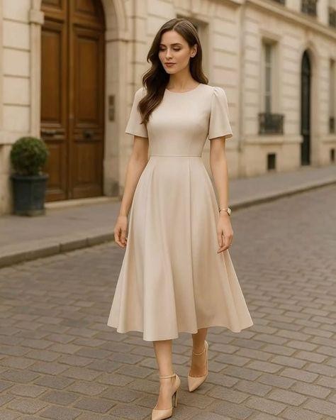 Váy chữ A gam màu be, kem là lựa chọn dễ mặc, giúp quý cô công sở giữ vẻ thanh lịch và nhẹ nhàng trong những ngày thu.
