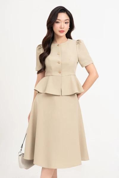 Váy peplum tạo điểm nhấn ở vòng eo, đồng thời mang đến cảm giác thoải mái thay vì bó sát cơ thể.