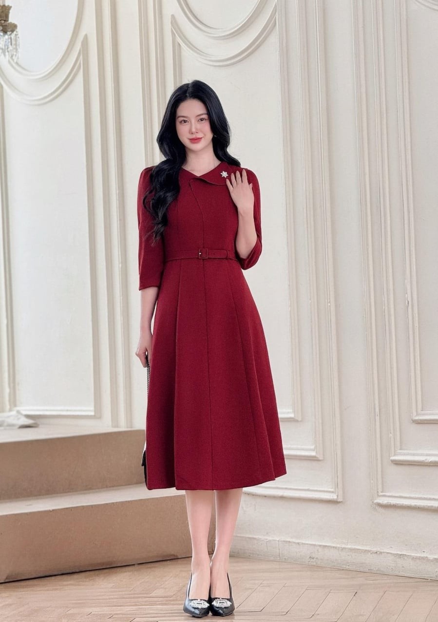 Một chiếc váy màu đỏ rượu vang giúp tủ đồ công sở mùa thu thêm sức sống mà vẫn giữ được vẻ sang trọng, chuyên nghiệp.