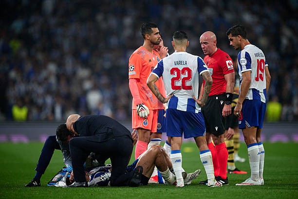 Marc Guehi khiến đối thủ đổ máu sau pha không chiến. Ảnh của Bruno Penas/Quality Sport Images/Getty Images.