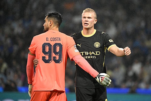 Erling Haaland giúp khỏa lấp vấn đề của Manchester City. Ảnh: Zed Jameson/Getty Images