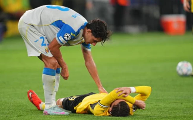 Konstantinos Karetsas đổ gục xuống sân. Ảnh: Ulrik Pedersen/Getty Images.
