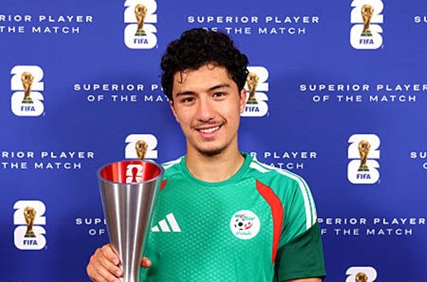 Maza gây chú ý ở World Cup 2026 trong màu áo Algeria. Ảnh: Dean Mouhtaropoulos - FIFA/FIFA via Getty Images