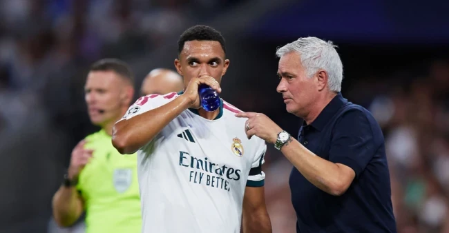 HLV Mourinho và Alexander-Arnold. Ảnh: Alvaro Medranda/Getty.