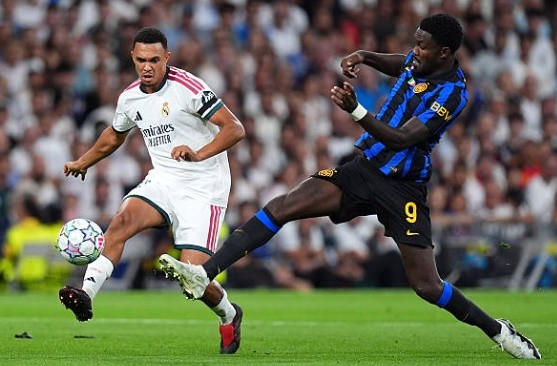 Alexander-Arnold không có được pha tranh chấp thành công nào trước Inter. Ảnh: Angel Martinez/Getty Images.