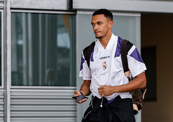 DM: Trent Alexander-Arnold – 7. Tạo áp lực khiến Jones mắc sai lầm, dẫn đến bàn mở tỷ số của Real Madrid. Dù vậy, Trent vẫn chưa thực sự thoải mái khi không có bóng và trong khâu phòng ngự. Ảnh: Real Madrid.