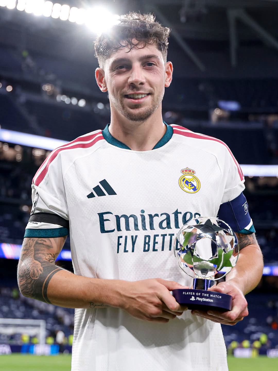 DM: Federico Valverde – 7,8. Mở tài khoản bàn thắng mùa 2026–27 với một pha lập công quan trọng. Có những thời điểm anh lùi về chơi trung vệ để hỗ trợ hàng thủ đang bị rối loạn. Ảnh: Real Madrid.
