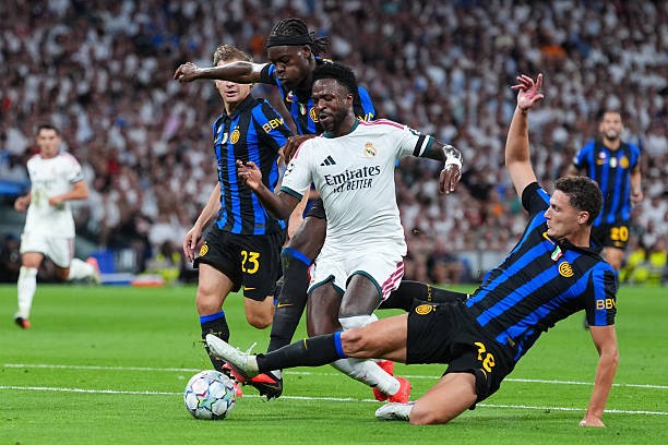 Vinicius Junior bị CĐV Real la ó trong thắng lợi trước Inter. Ảnh: Angel Martinez/Getty Images.
