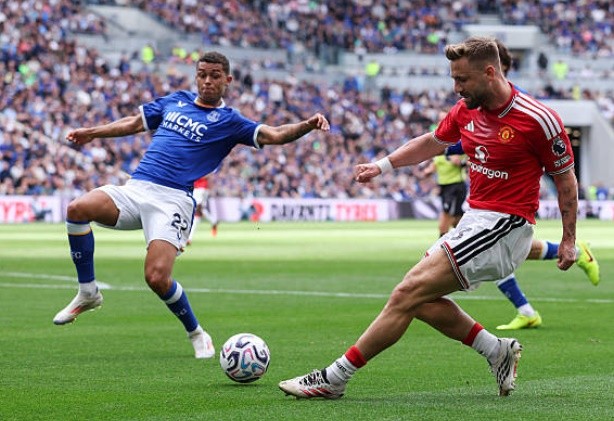 Luke Shaw trong cuộc chạm trán mới đây với Everton. Ảnh:  Lee Parker - CameraSport via Getty Images.