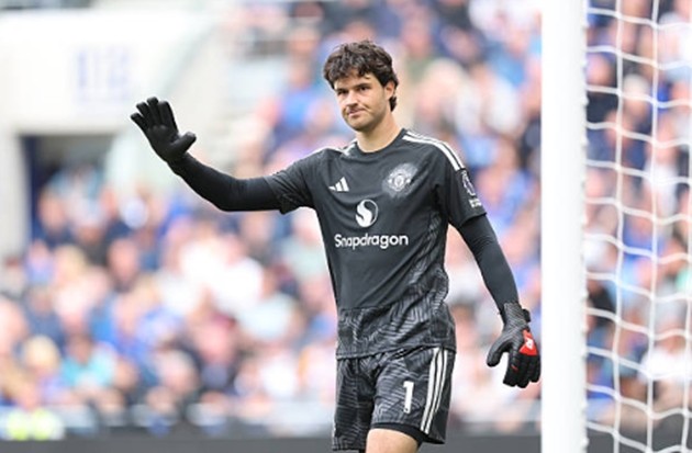 Senne Lammens chưa đủ tầm bắt chính cho Man United? Ảnh: