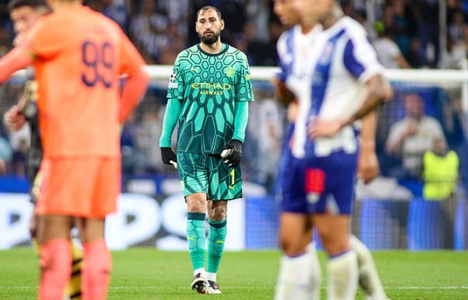 Gianluigi Donnarumma (7.1): Thi đấu thiếu an toàn, thi thoảng đưa ra tình huống xử lý mạo hiểm nhưng nhờ bẫy việt vị mà tránh khỏi quả phạt đền. Ảnh: Torbjorn Tande/DeFodi Images/DeFodi via Getty Images.