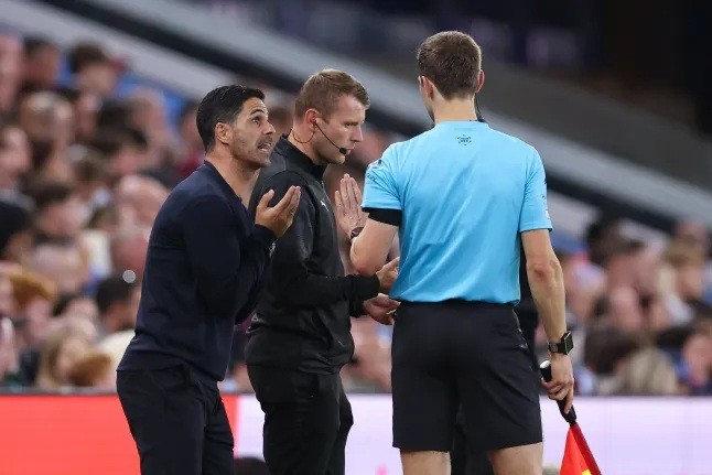 Arsenal đã mất một quả penalty trước Villa. Ảnh: AMA/Getty.
