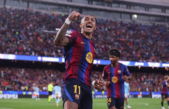 Raphinha ăn mừng cuồng nhiệt với cú đúp tại Champions League. Ảnh: Javier Borrego/Europa Press via Getty Images.