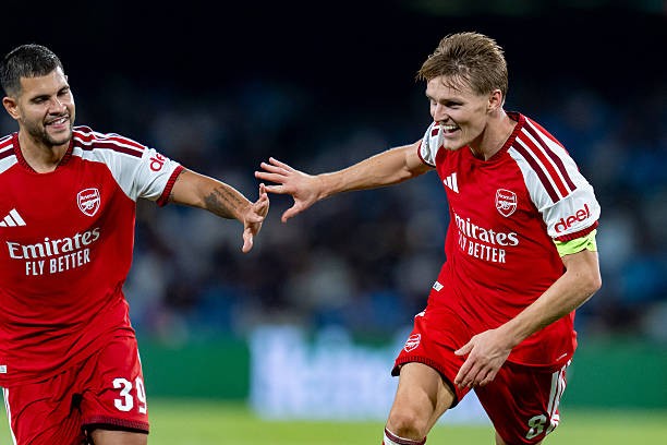 Siêu phẩm của Martin Odegaard giúp Arsenal đánh bại Napoli với tỷ số 1-0. Ảnh: Giuseppe Maffia/Getty Images