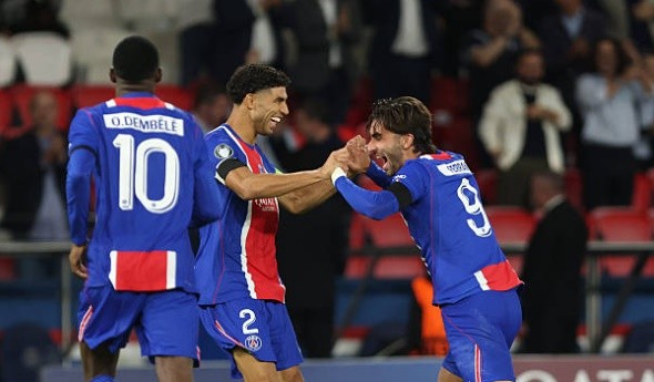 Torres và Dembele hủy diệt hàng phòng ngự đối phương. Ảnh: Tnani Badreddine/DeFodi Images/DeFodi via Getty Images.