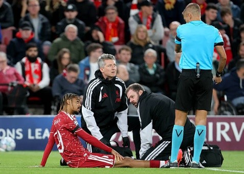 Barcola bị đau trong chiến thắng mới đây của Liverpool. Ảnh: Richard Sellers/Sportsphoto/Allstar via Getty Images.