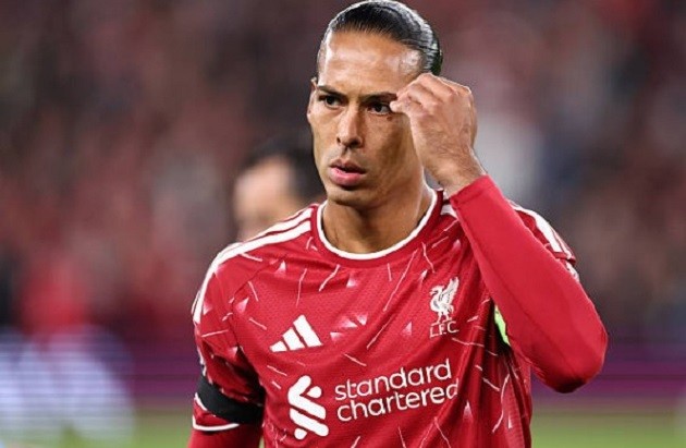 van Dijk - 7 điểm: Chuyền dài thiếu chuẩn xác và bẫy việt vị lỗi ở hiệp một, nhưng thi đấu tốt hơn sau giải lao. Ảnh: Robbie Jay Barratt - AMA/Getty Images.