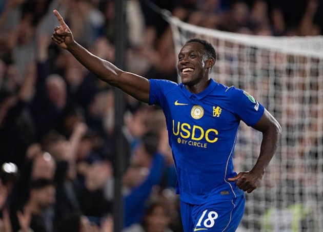 Welbeck có cú đúp cho Chelsea. Ảnh: 