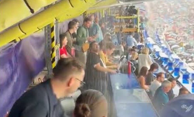 Cảnh sân Camp Nou bị dột. (Ảnh: Mikos Gouka X)