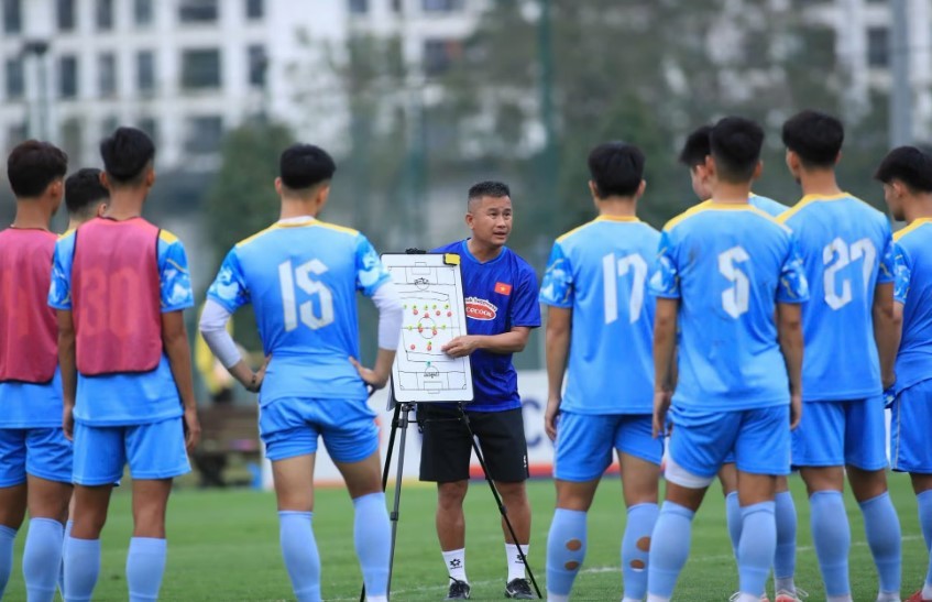 Do trùng thời điểm với việc ĐTQG tham dự FIFA ASEAN Cup 2026 nên HLV trưởng Kim Sang Sik tiếp tục trao quyền dẫn dắt U23 Việt Nam tại ASIAD 2026 cho Trợ lý Đinh Hồng Vinh. Ảnh: VFF.