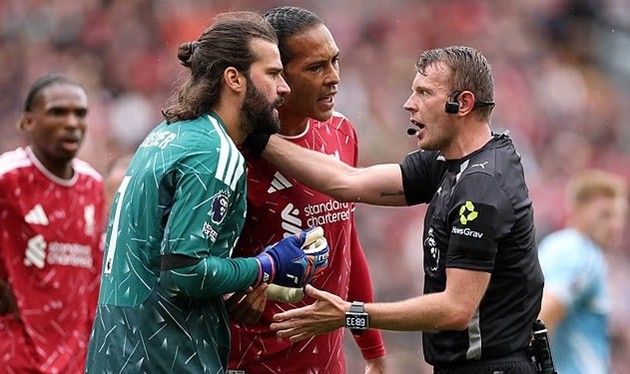 Alisson bức xúc với trọng tài. (Ảnh: Ollie Lewis/Getty Images)