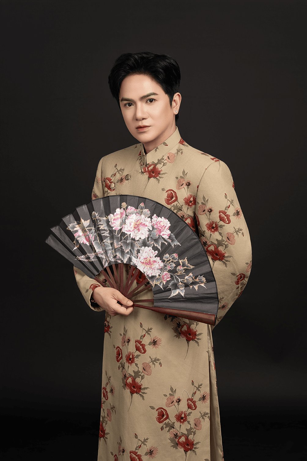 Khuu Huy Vu ao dai theu hoa (1).jpg.png