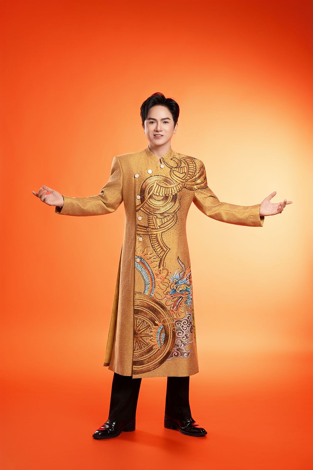 Khuu Huy Vu ao dai vang (2).jpg