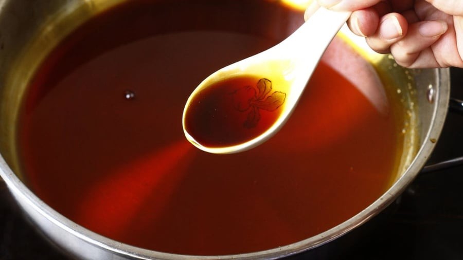 Khi thắng nước hàng, bạn cần chú ý đến nhiệt độ và thời điểm tắt bếp để đường không bị cháy khét.