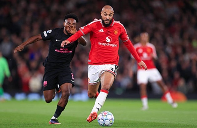 Noussair Mazraoui (8.1): Thi đấu cực kỳ chắc chắn bên hành lang cánh phải. Tuyển thủ Maroc đã có những phút thi đấu vô cùng hữu ích, đóng góp tích cực vào việc duy trì cự ly đội hình.