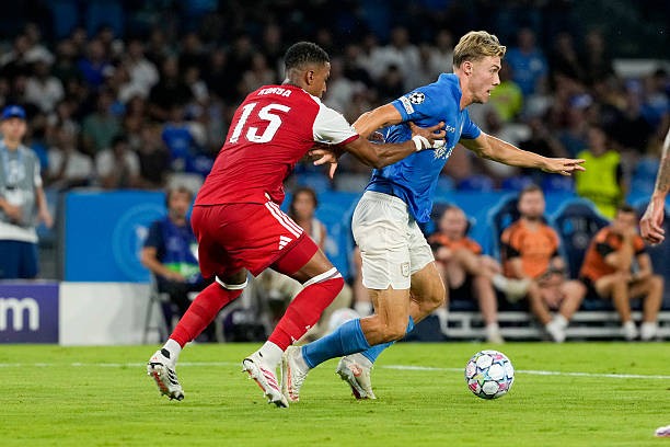 Ezri Konsa làm nản lòng hàng công Napoli. Ảnh: Franco Romano/Getty Images
