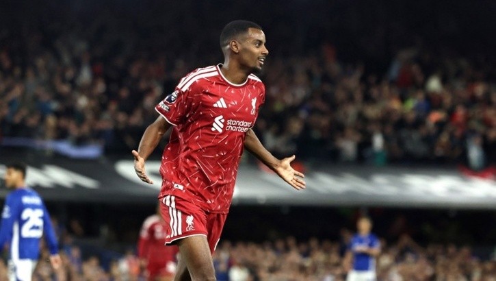 Isak là ngòi nổ trên hàng công Liverpool. Ảnh: EPA/NEIL HALL.