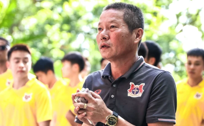 HLV Chu Đình Nghiêm lo lắng các học trò bị quá tải. Ảnh: Fanpage Ninh Bình FC.
