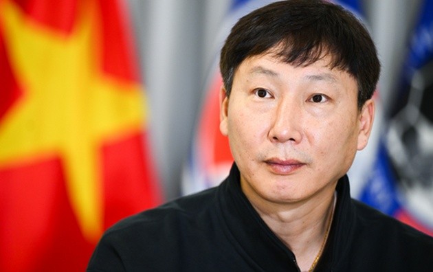 HLV Kim Sang Sik nhận tin buồn từ quê nhà. (Ảnh: VFF)