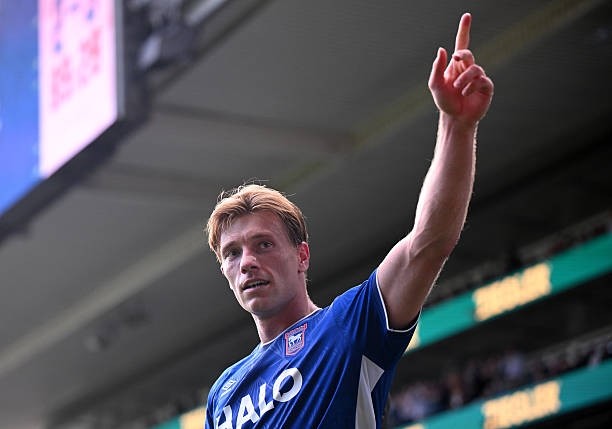 Zian Flemming ăn mừng sau khi ghi bàn ấn định tỷ số cho Ipswich Town. Ảnh: Ben Roberts/Getty Images.