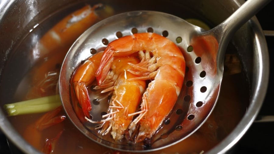 Bạn không nên cho tôm vào nồi từ khi nước còn lạnh.