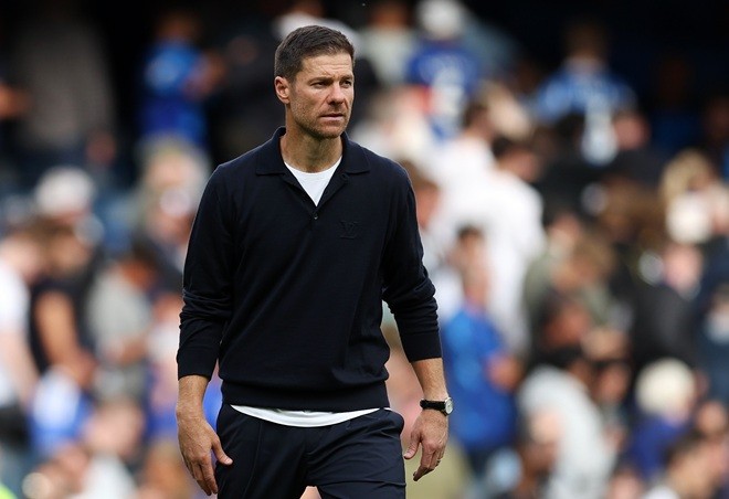 Xabi Alonso đang gặp khó với hàng phòng ngự Chelsea. Ảnh: EPA.