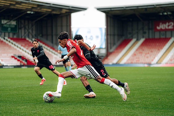 JJ Gabriel xô đổ kỷ lục UEFA Youth League bằng một cú hat-trick. Ảnh: Zohaib Alam/Manchester United via Getty Images.