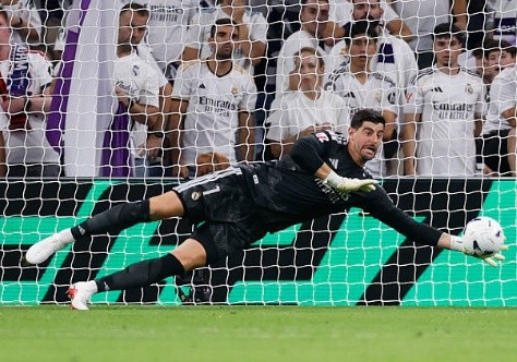 Thibaut Courtois (7.8): Điểm tựa vững chắc nơi khung gỗ. Anh có những pha phản xạ xuất thần, đặc biệt là tình huống cứu thua quan trọng ở hiệp hai, giúp Real giữ vững thế trận trước khi đối thủ có cơ hội tạo nên bất ngờ.