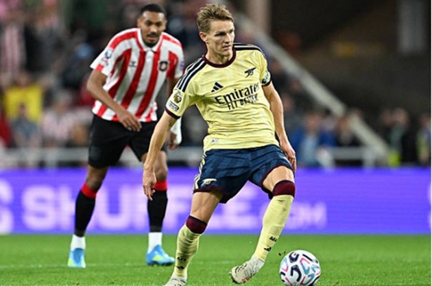 Martin Odegaard - 7.2 điểm: Di chuyển không biết mệt mỏi nhằm tăng tốc nhịp độ lên bóng. Thủ quân của Arsenal có pha trả ngược thuận lợi cho Havertz và quả tạt chuẩn từng milimet cho Timber đánh đầu (dù bị từ chối do việt vị). Odegaard tạo ra tới 5 cơ hội ghi bàn trong một màn trình diễn đẳng cấp.