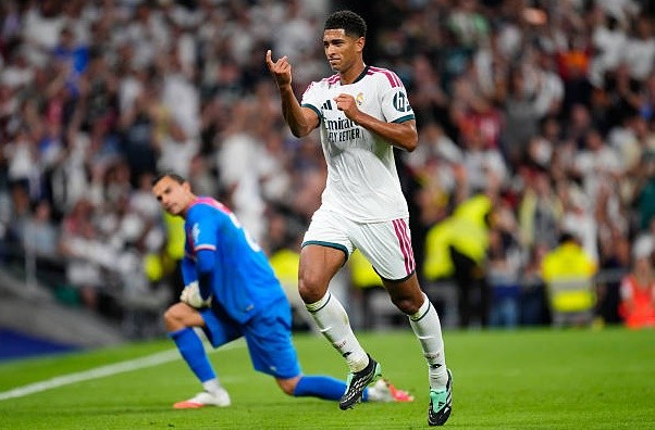  Jude Bellingham (7.9): Trái tim của hàng công Real Madrid. Bellingham di chuyển không biết mệt mỏi, ghi bàn thắng nâng tỷ số lên 3-0 bằng khả năng chọn vị trí thông minh. Ảnh: Jose Breton/Pics Action/NurPhoto via Getty Images