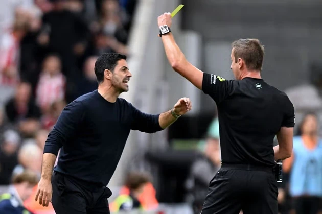 HLV Arteta không hài lòng về quyết định của trọng tài ở trận thắng Sunderland. Ảnh: Stuart MacFarlane/Arsenal FC via Getty Images