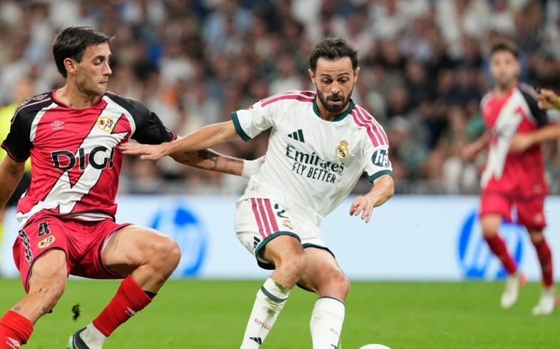 Silva có vai trò điều tiết lối chơi ở tuyến giữa Real. Ảnh: EPA/BORJA SANCHEZ-TRILLO.